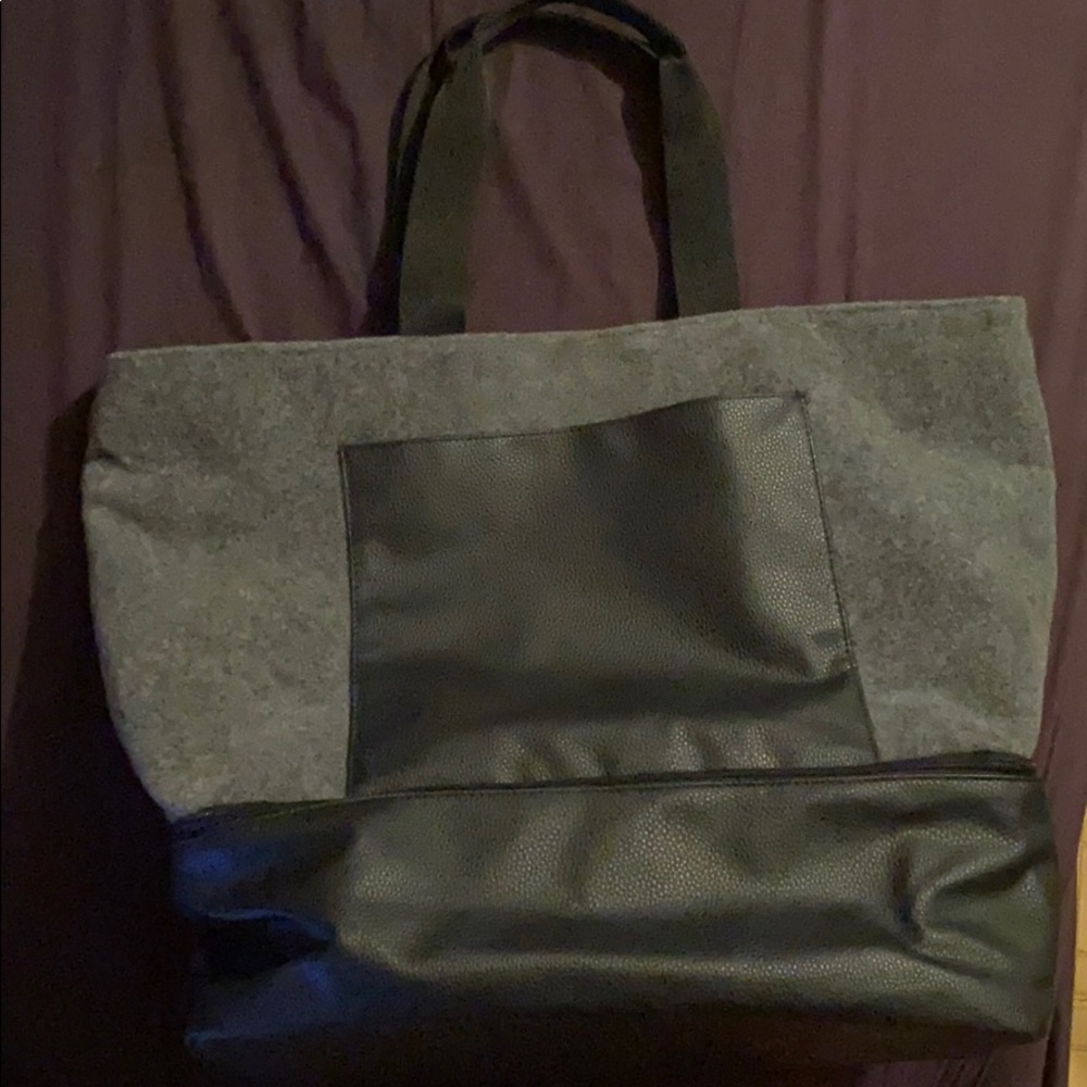 Large DSW tote bag with zipper and under pockets.